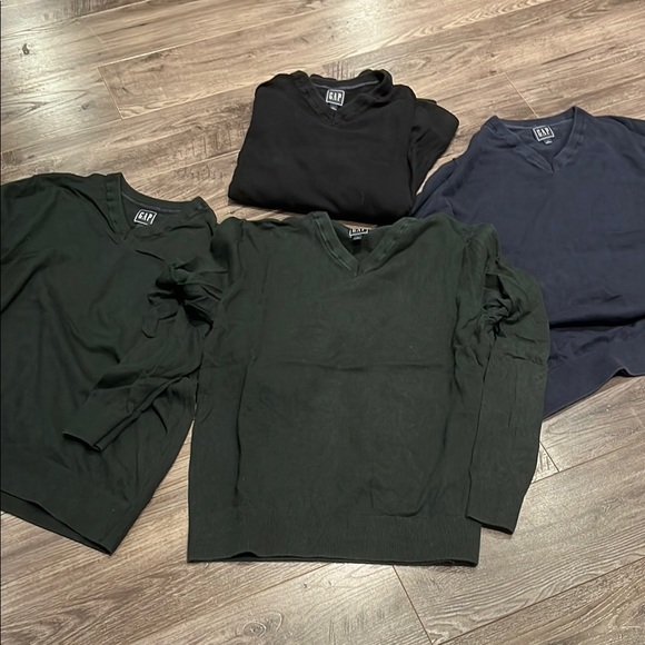Gap bundle of 4 v neck sweaters all large 2 green one black and one blue - Picture 1 of 5